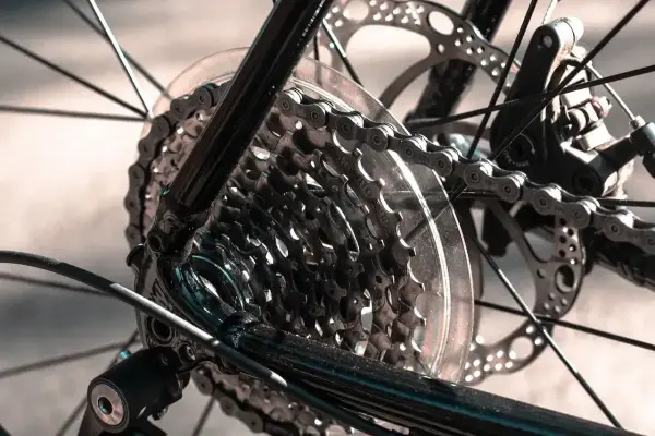 Jak naciągnąć łańcuch w rowerze Shimano? Poradnik krok po kroku