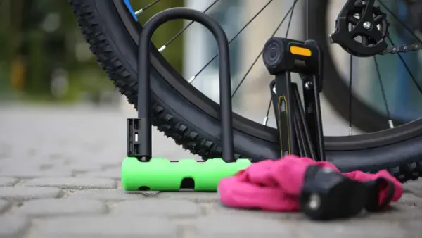 Jak zabezpieczyć rower przed kradzieżą? Praktyczny poradnik