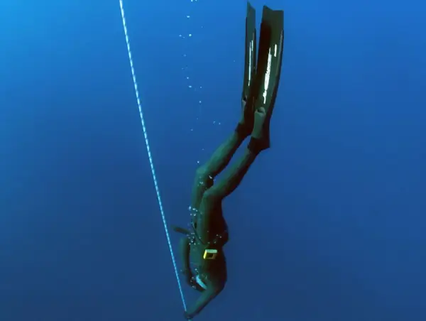 Rekordy freedivingu - co naprawdę mierzą i co z nich dla pływaka?