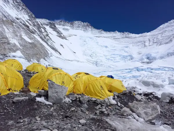 Mount Everest - Logistyka, koszty i zagrożenia wyprawy
