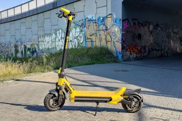 Hulajnoga elektryczna na chodniku - Kiedy możesz jechać?