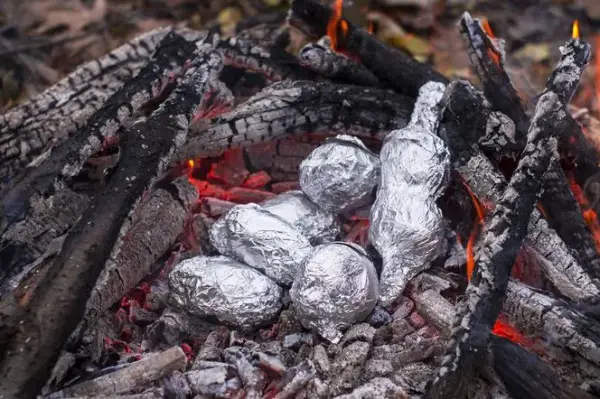 Jakie ziemniaki do ogniska? Wybierz najlepsze dla idealnego smaku
