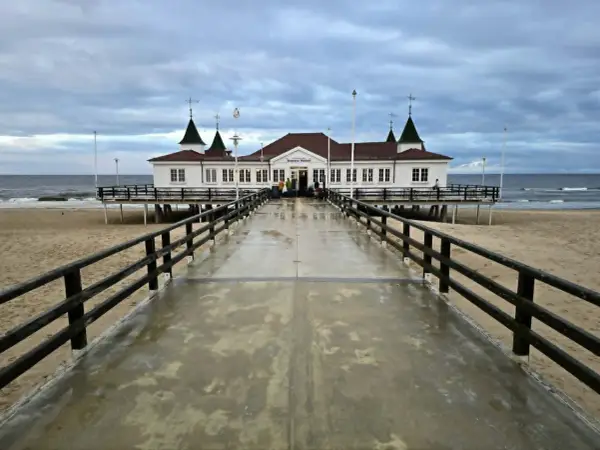 Ahlbeck - molo, promenada i termy na spokojny dzień nad morzem