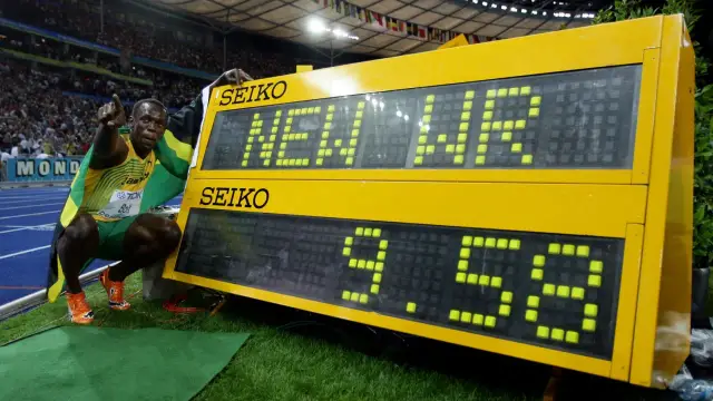 Usain Bolt, najszybszy człowiek świata, świętuje nowy rekord 9.58s na tablicy wyników Seiko.